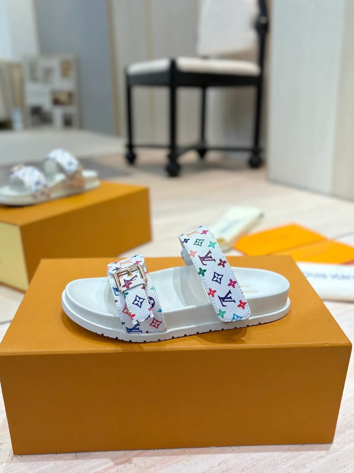👟👟Ex-factory price 400👟👟 LV 2025 spring and summer new products 🥰 Popular LV donkey brand counters Embossed logo embossed sandals This Pool Pillow Comfort flat sandals are made of technical fabrics and use high-frequency embossing technology to reinterpret the Monogram pattern. Soft padded upper with adjustable Velcro, comfortable and tough insole adds harmonious colors 👍New hard goods, purchasing agent level! Full of high-end feel! A popular model among bloggers at home and abroad, it’s retro and fashionable and looks amazing on your feet! The official website's main recommendation 👍👍 ✅ Upper: waterproof special original fabric ✅ Inner lining: imported mixed sheepskin ✅ Outsole: original molded foam outsole ✅ Number of sizes: women's size 35-45 (women's size 41 men's 38.45, custom-made, non-refundable) ✅ Packaging: full set of drawer boxes ​